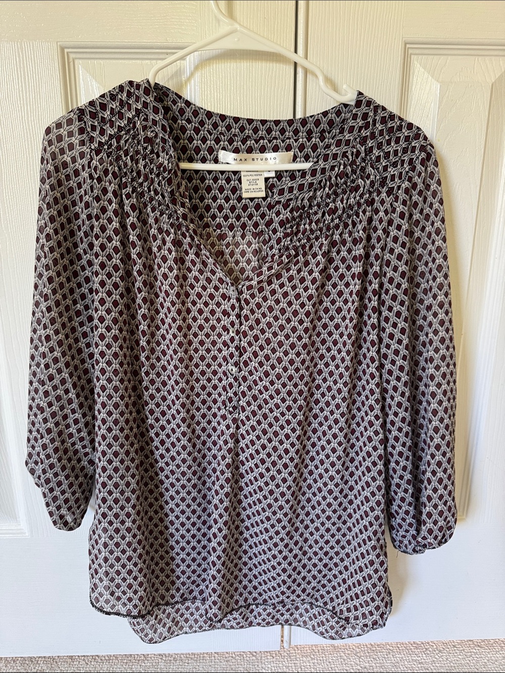 Max Studio Gray Woman Geometric V-Neck Blouse size small